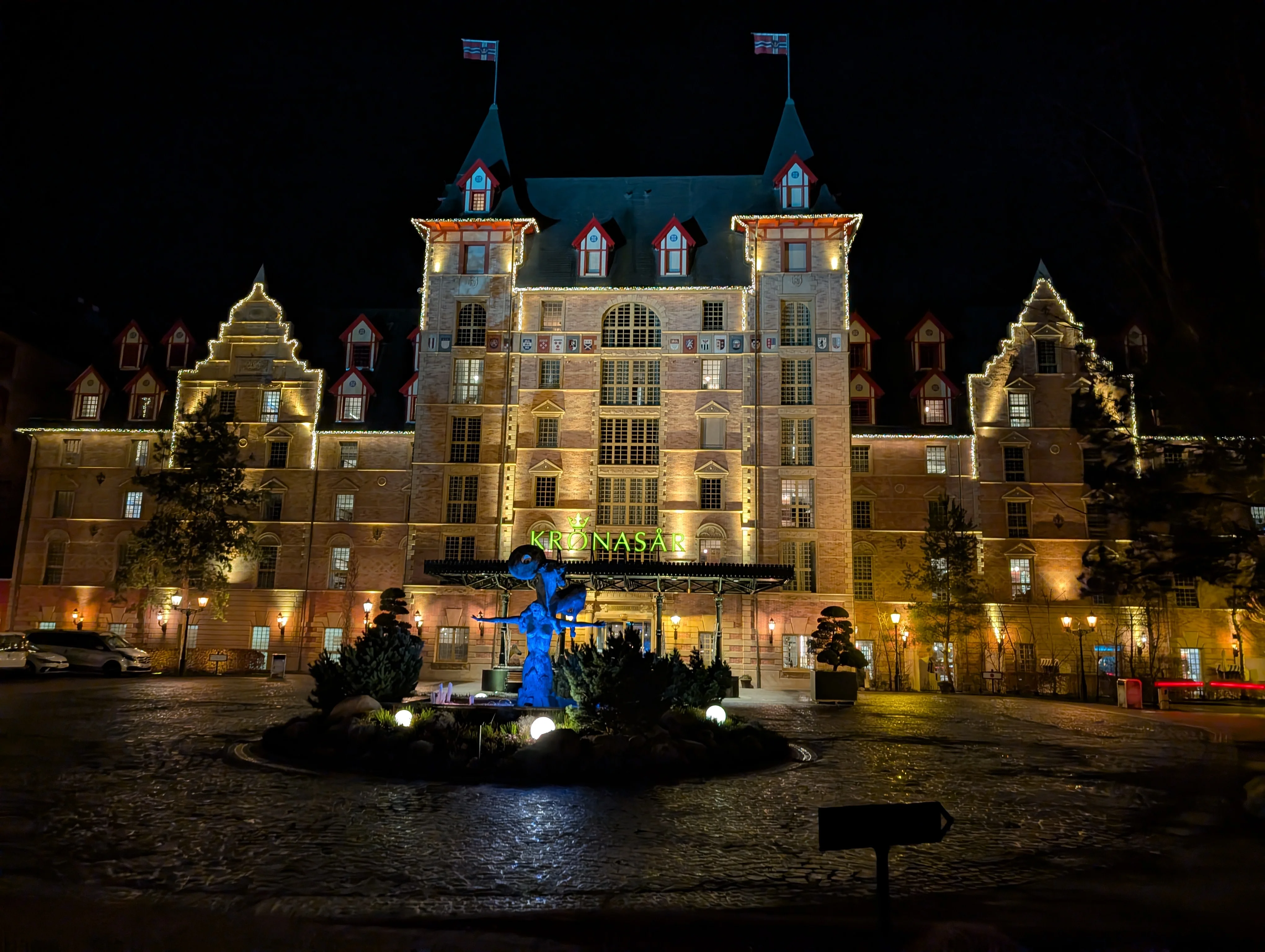 Hotel Krønasår at Europa-Park lit up at night.